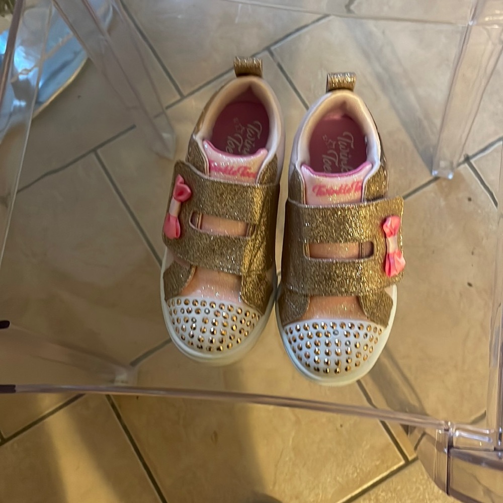 Sketchers size 10 toddler girls sneakers never worn brand new lights up !